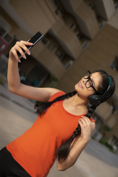 美丽的运动年轻女子在自拍。图片下载