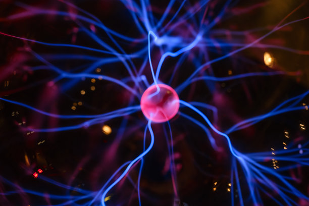 抽象的神经元的背景。在黑暗的背景上闪烁着紫粉色的光图片下载