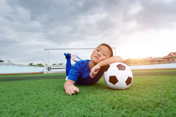 小男孩躺在操场上图片下载