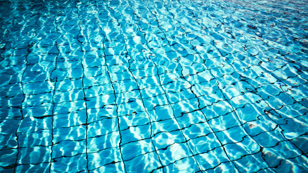 清晰的水面。蓝色波浪纹理，池水背景。摘要夏季海型。图片下载