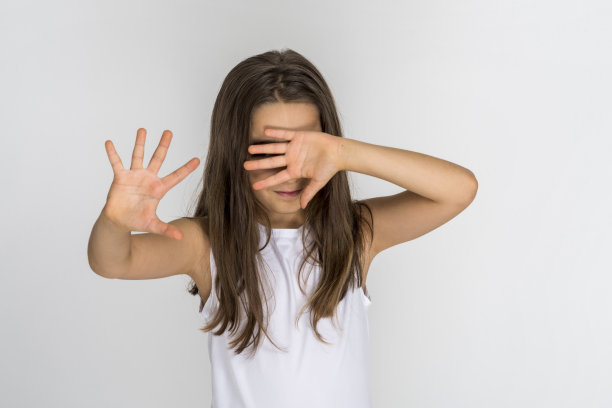 小女孩用手闭上眼睛图片下载