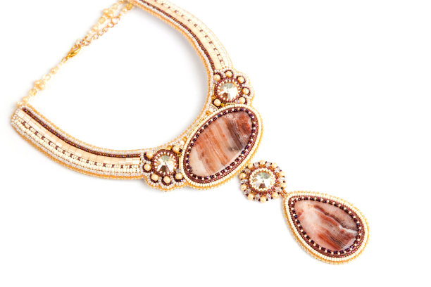 豪华手工项链的小珠子在白色图片下载