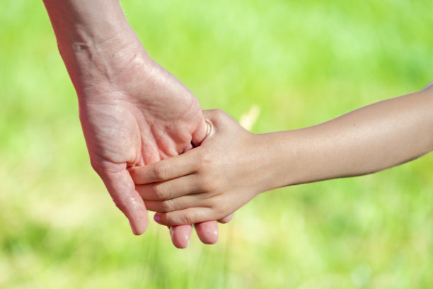 浪漫的牵手姿势特写图片下载