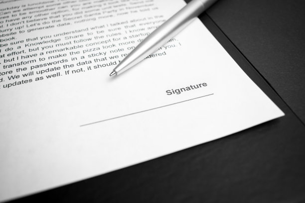用钢笔签署合同。合同的概念图片下载