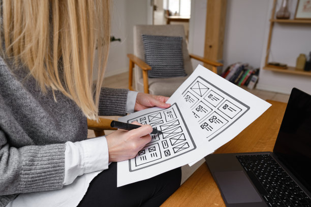 女设计师创建网站设计线框。草图，原型，框架，布局未来设计项目。UI和UX -用户界面，用户体验设计师。网页设计工作室的创意概念图片下载