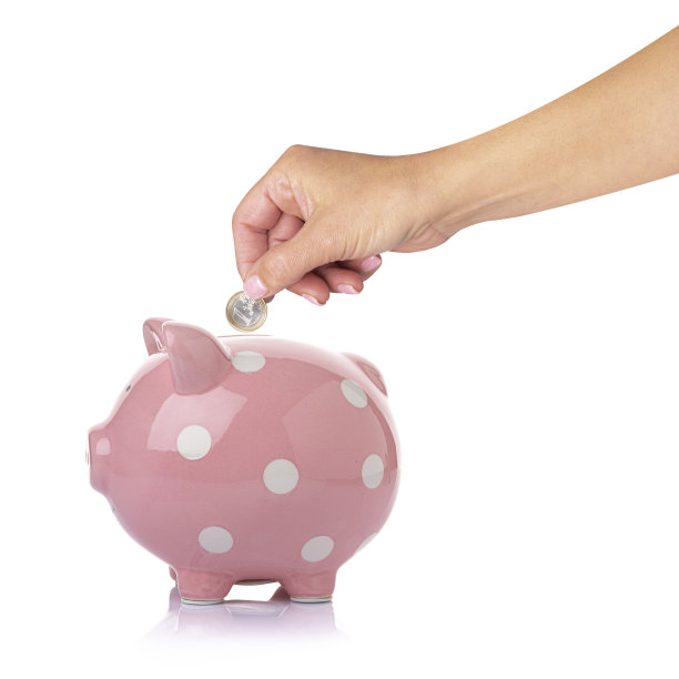 将欧元硬币放入储蓄罐图片下载