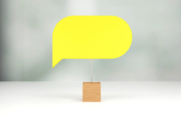 模糊背景上的空黄色语音气泡图片下载