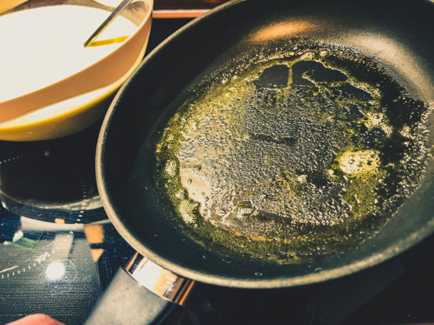 平底锅里的黄油是用来做煎饼的。图片下载