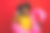 美丽的非洲和亚洲妇女微笑着抱火烈鸟橡胶环，享受他们的暑假粉红色背景孤立。快乐的旅行概念。图片下载