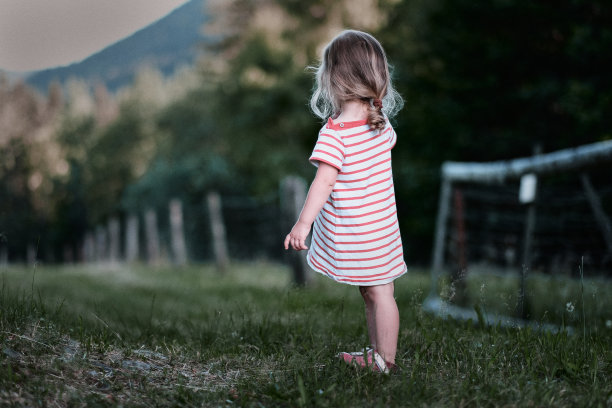 一个小女孩望向远方的肖像图片下载