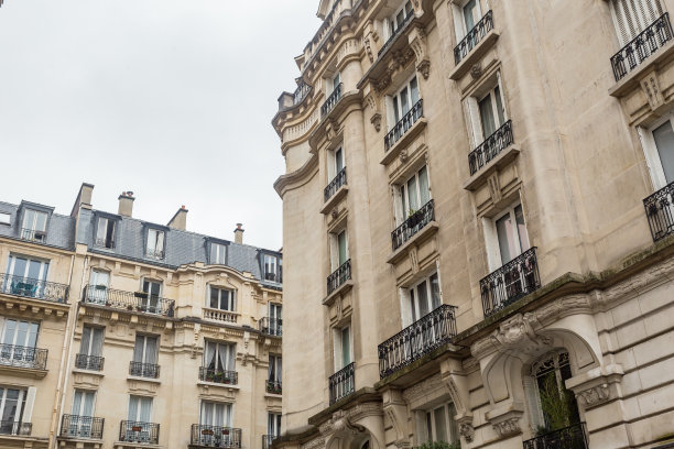 两座古老的巴黎建筑图片下载