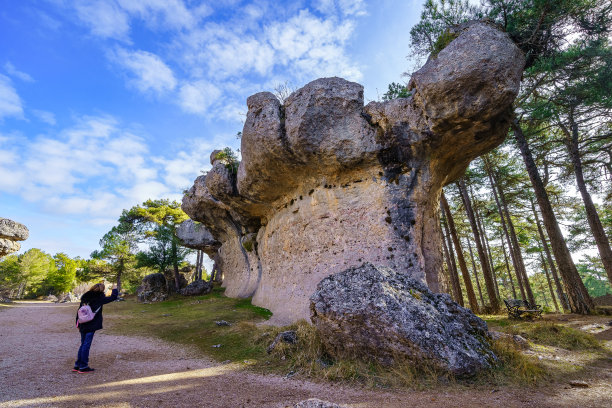 西班牙昆卡，恩坎塔达公园奇特的岩石形成和女子观察景观。图片下载