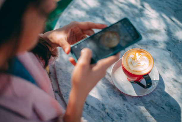 博主女子拍咖啡照图片下载