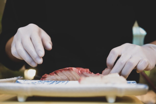 厨师准备日本食物的特写镜头。图片下载