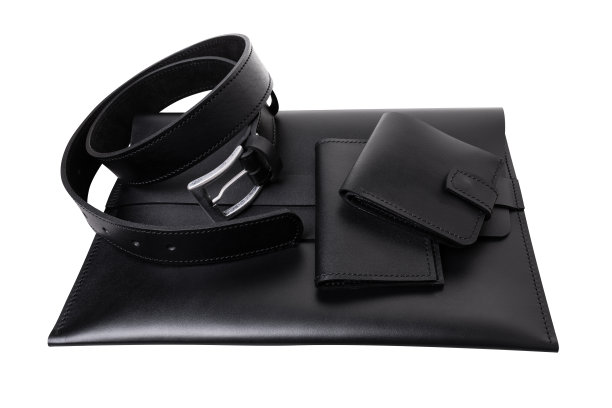 黑色皮革手工配件集。男士手包，皮带，钱包和封面。孤立在一个白色的背景图片下载