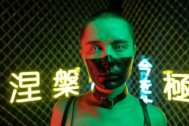 画着脸的赛博朋克女人图片下载