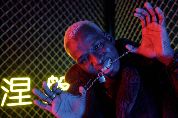 非洲人拿着链子对着镜头摆姿势图片下载