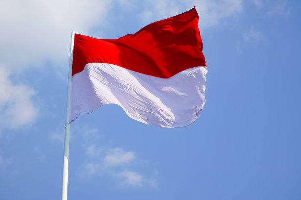 在印度尼西亚共和国第77个独立日前夕，一面巨大的红白相间的印度尼西亚国旗在强风中飘扬。图片下载