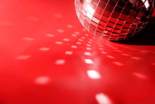 迪斯科球与明亮的高光在红色背景与复制空间。图片下载