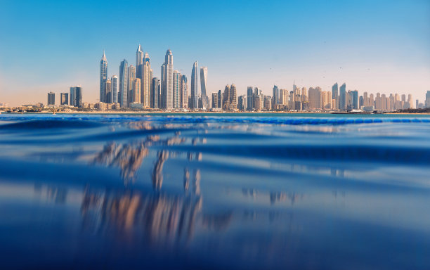 迪拜码头现代城市景观及其在水中的倒影图片下载