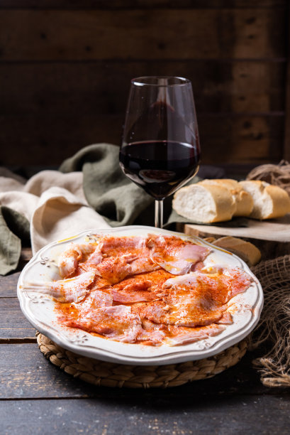 典型的西班牙小吃，加利西亚lacón，切猪肉，配土豆，辣椒粉和橄榄油。开胃菜、午餐或晚餐。图片下载