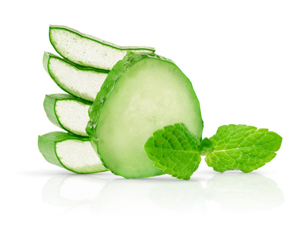 堆叠切片芦荟，黄瓜和薄荷孤立在白色背景上图片下载