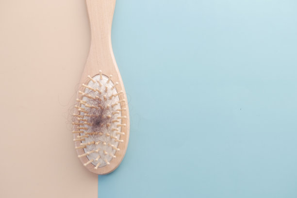 桌上有把掉了头发的刷子，从上到下图片下载