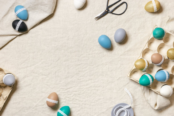复活节彩蛋装饰顶视图表，胶带花边装饰彩色鸡蛋，传统节日食品。回家准备快乐的复活节。春节Diy象征，平铺图片下载