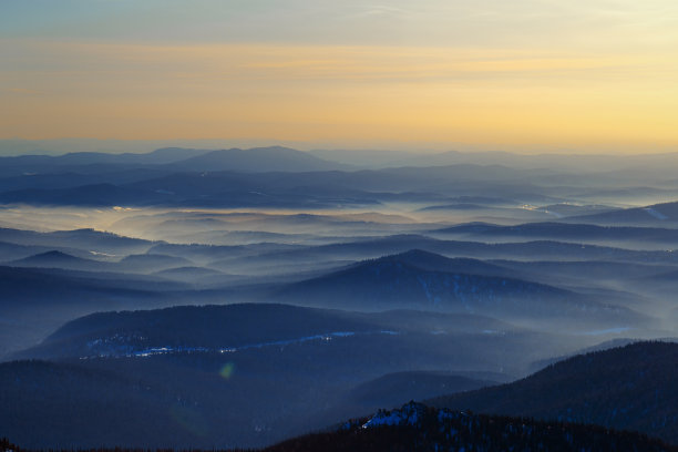 色彩斑斓的山丘与色调的透视在冬季傍晚日落。摘要全景景观在Gornaya Shoria, Sheregesh滑雪胜地在俄罗斯的雾山自然背景图片下载