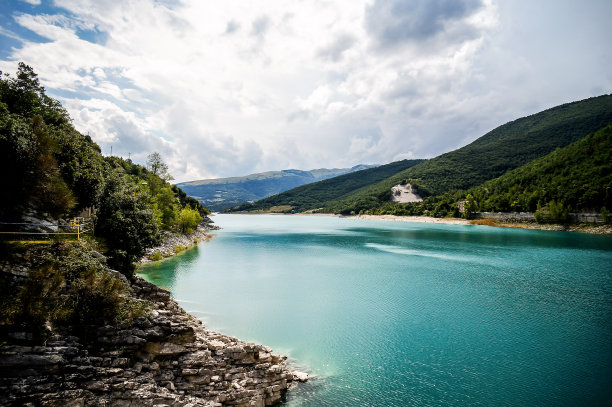 湖在山中，数码照片照片作为背景图片下载