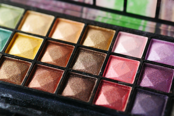 近距离的眼影在桌子上图片下载