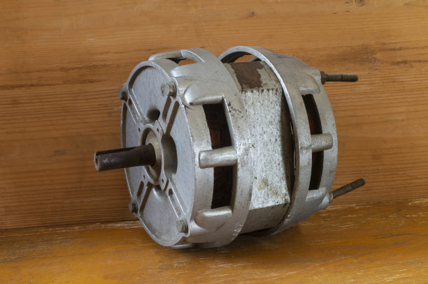 木桌上有一个旧电动机图片下载