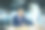 经验丰富的工人，头发花白的商人在一间现代化的办公室里的电脑前工作图片下载