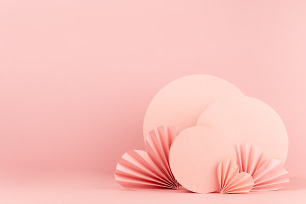 情人节粉彩舞台模型-罗纹纸心，抽象圆形装饰在柔和的灯光背景，复制空间。为广告，设计，海报，传单，贺卡的节日模板。图片下载