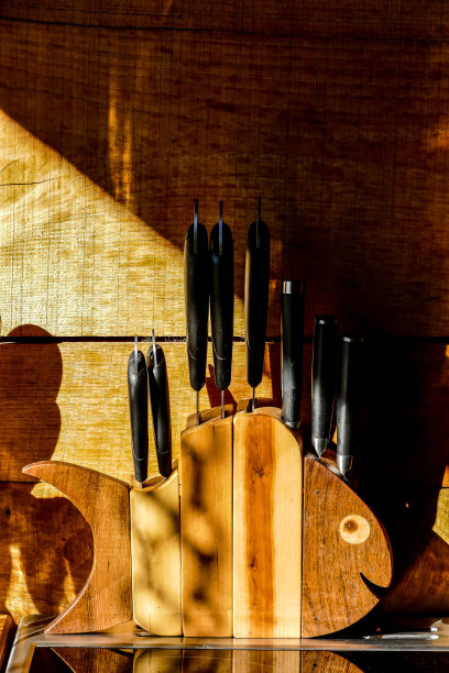 桌子上摆着蜡烛和酒瓶的静物画，以数码照片为背景图片下载