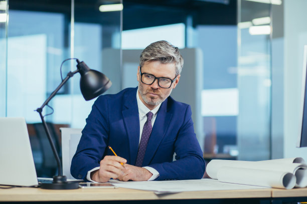 经验丰富的建筑师设计师头部工作投影仪肖像特写照片图片下载