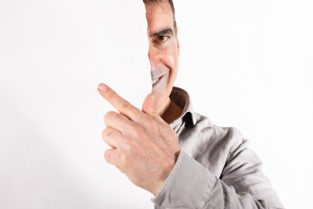 一个男人和白色背景图片下载