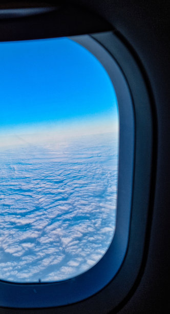 云层上方是飞机拍摄的照片图片下载