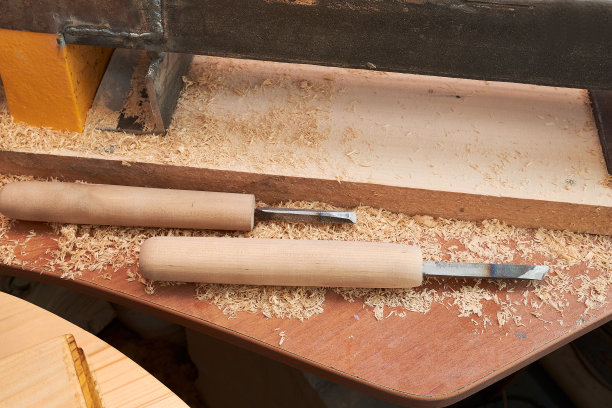 木工凿工具，在老旧的风化木工作台上雕刻图片下载