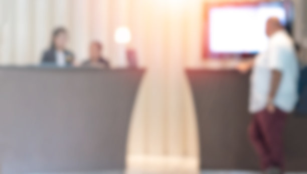 清洁医院走廊的模糊抽象背景。办公室走廊的模糊视图，地板明亮。离焦走道在白光建筑大厅，病人登记在接待处。图片下载