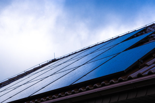 阴雨天屋顶上的太阳能电池板图片下载