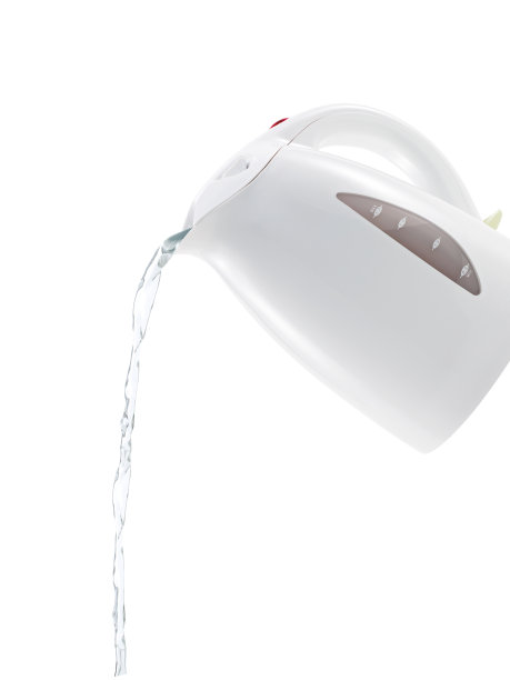 从电水壶里倒热水图片下载