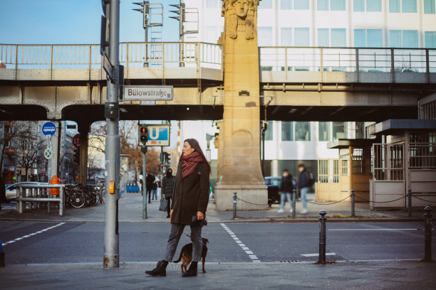 柏林的克罗伊茨贝格女士带着她的宠物狗散步图片下载