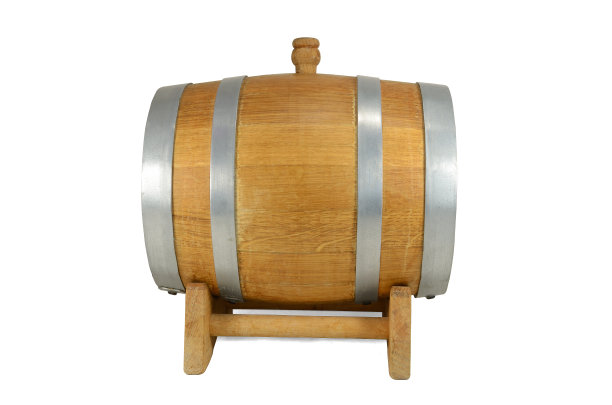 橡木桶，容积为5升，孤立在白色背景上。图片下载
