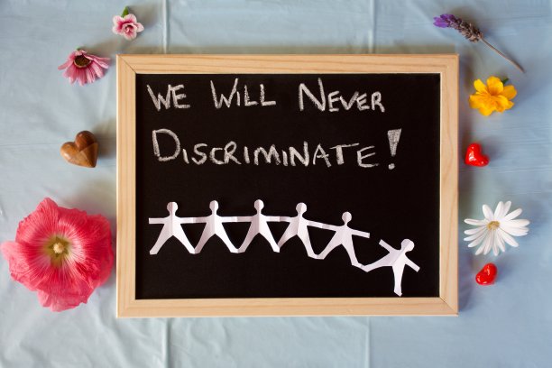 “我们永远不会歧视!”在黑板趋势-概念图片下载