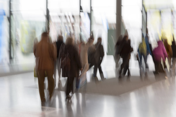 商务人士穿过玻璃门，模糊运动图片下载