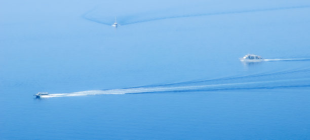 沿着海岸线。图片下载