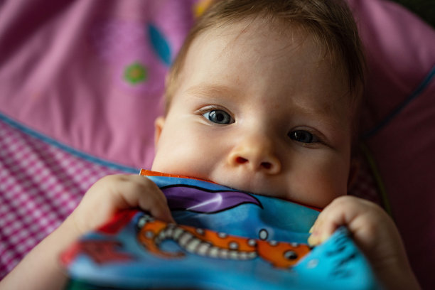 饥饿的婴儿图片下载