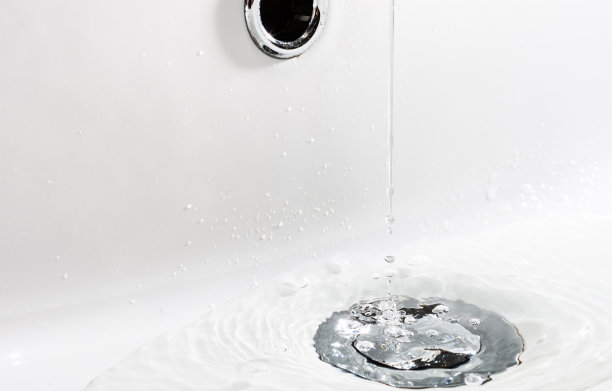 一股干净的水从龙头里流进水槽图片下载