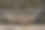 一个旧的生锈的梯子通向水里图片下载